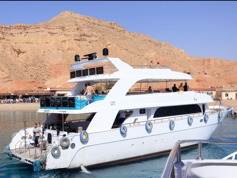 regular-boat-trip-white-island-sharm-el-sheikh Regular tourist boat during a White Island Ras Mohamed Boat Trip in Sharm El Sheikh